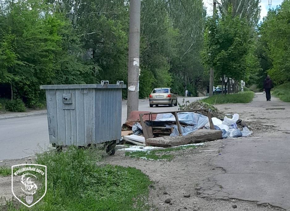 Захаращували вулицю - у центрі Запоріжжя місцеві мешканці скидали сміття просто неба
