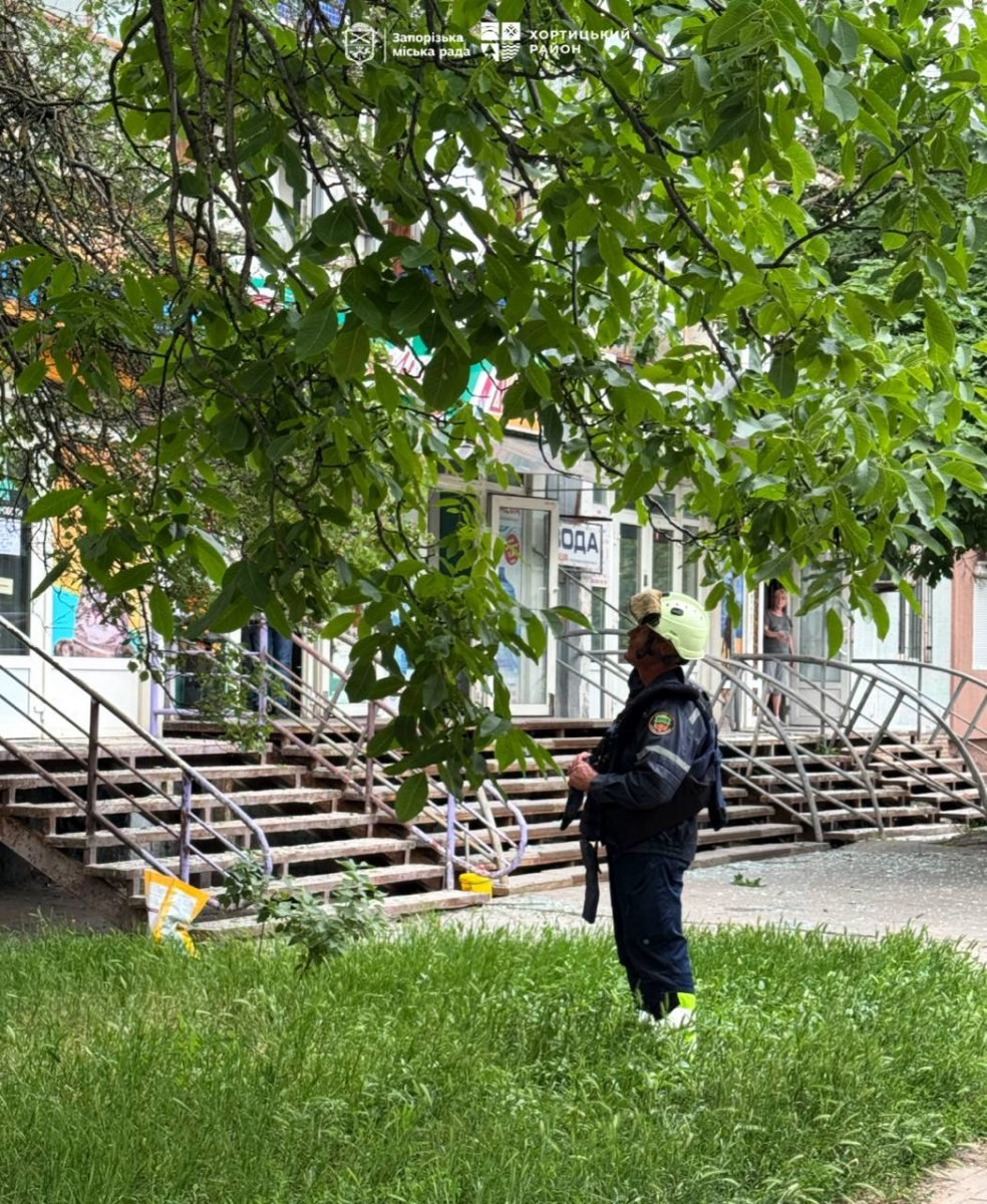 Кількість поранених збільшилась: що відбувається на місці ворожого удару по зупинці у Запоріжжі - фото
