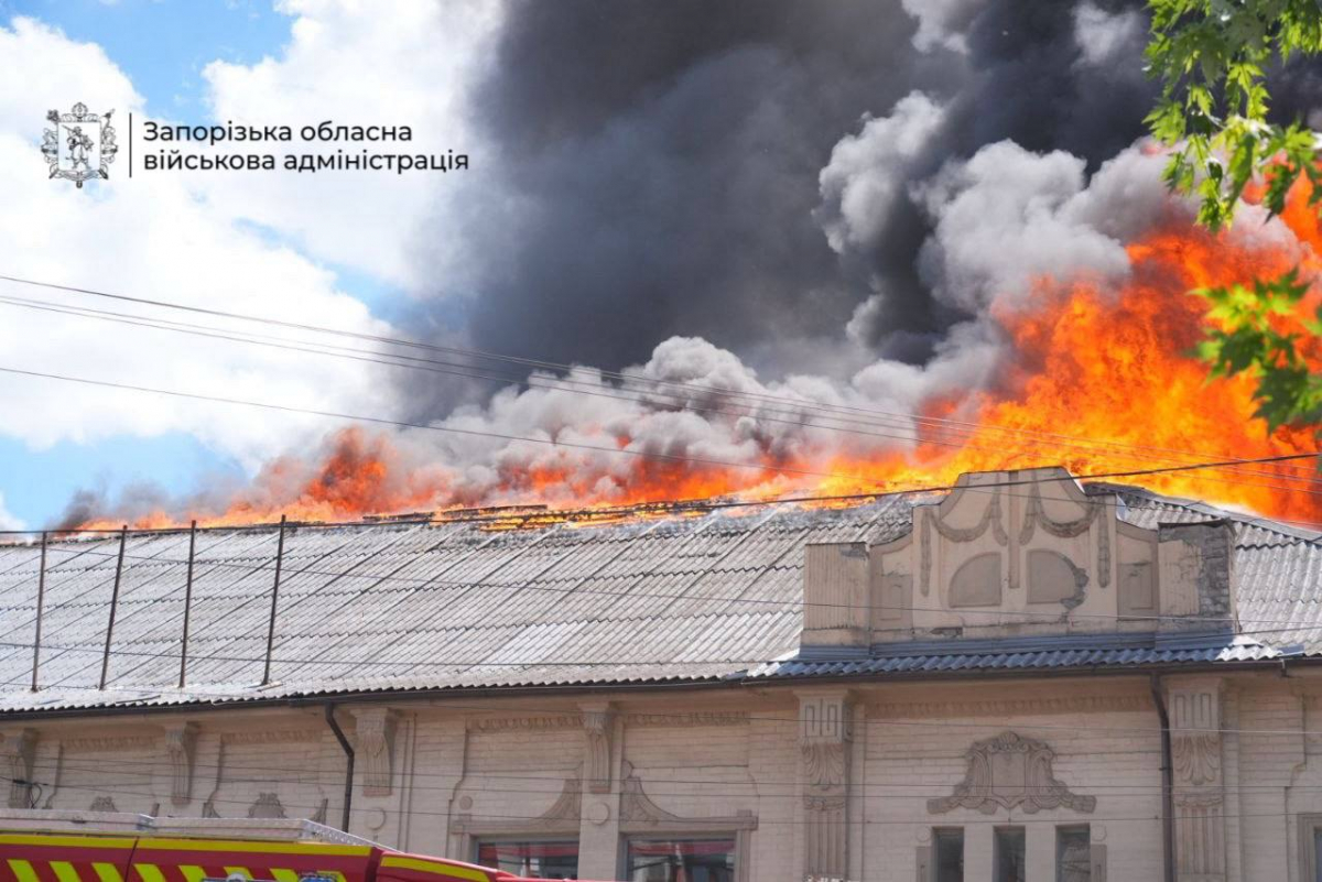 Росіяни вдарили по житловому кварталу Запоріжжя — є поранені (фото, відео)