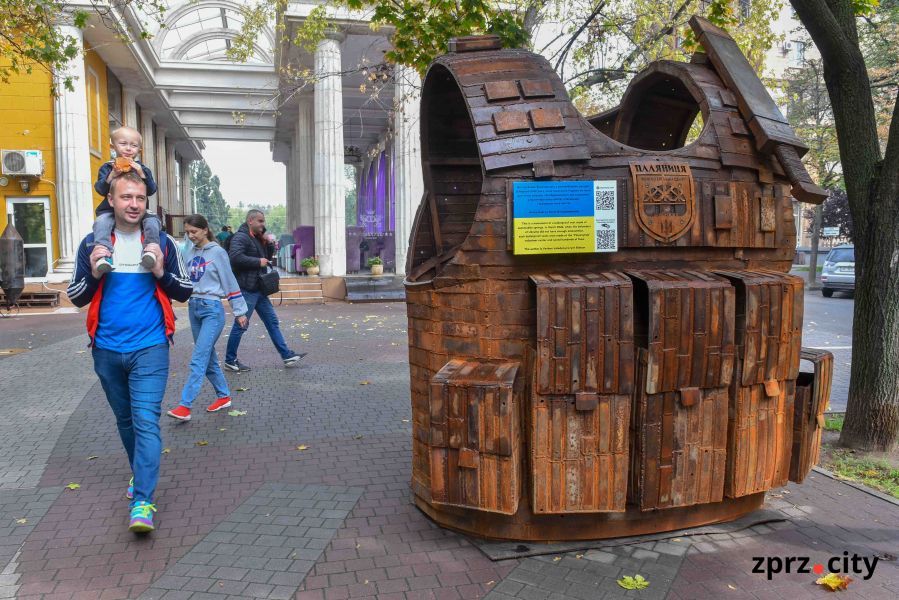 У центрі Запоріжжя з'явився воєнний артоб'єкт-фотозона - фото