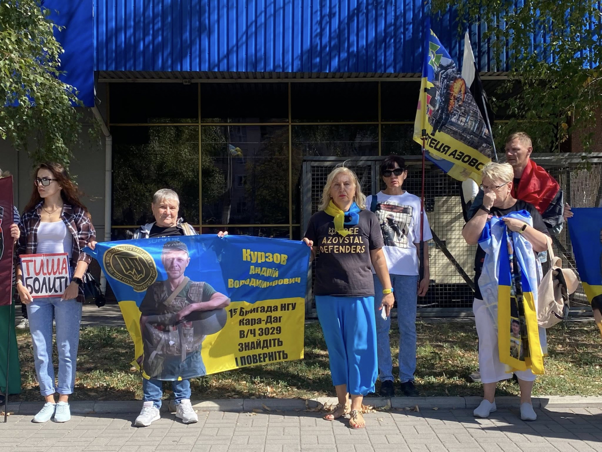 «Ми повинні за них боротися» -  у Запоріжжі пройшла акція на підтримку військовополонених (фото)