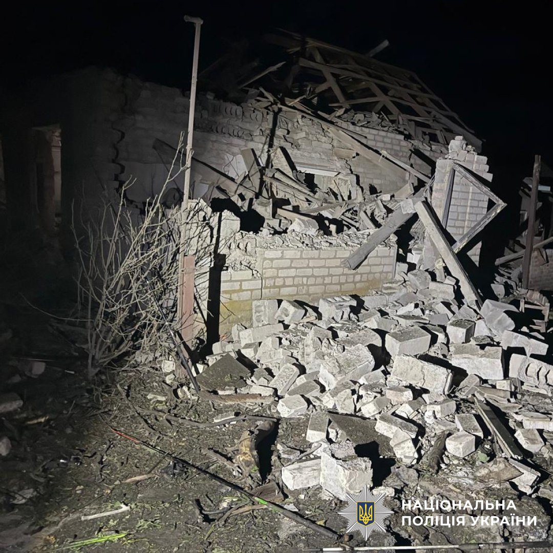 На Запоріжжі російські війська вдарили КАБами по селищу - постраждали чоловік та жінка (фото)