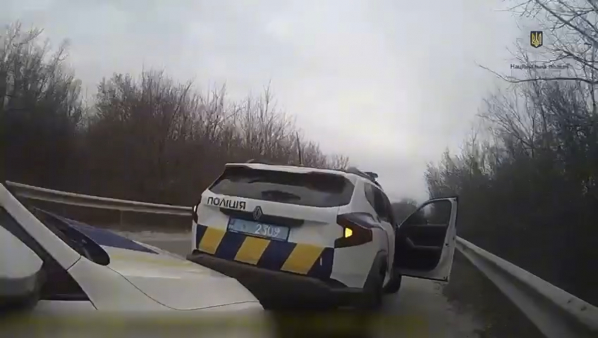 У Запорізькому районі поліцейські під час виклику допомогли двом чоловікам