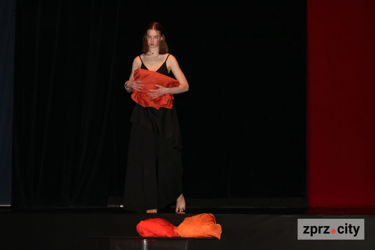 У Запоріжжі покажуть прем'єру, де героїня говоритиме мовою тіла і даруватиме глядачам прикраси 