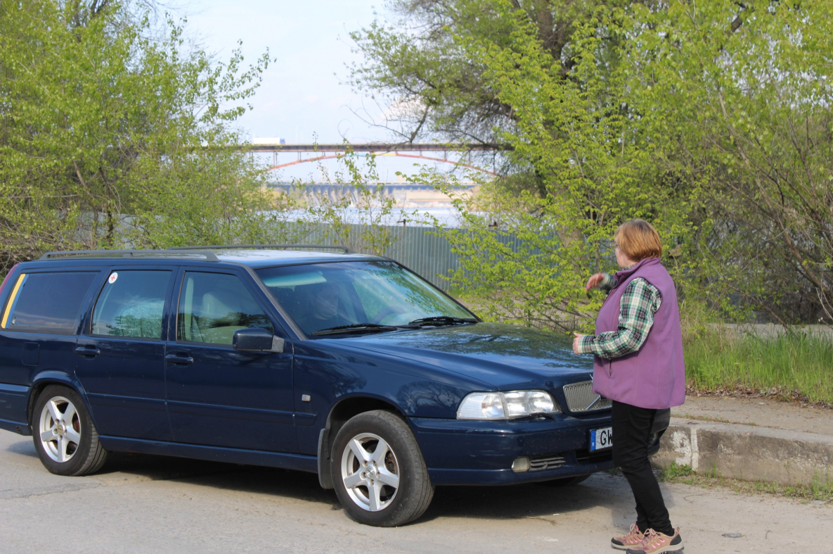 Запорізькій волонтерці доставили подарований  шведом автомобіль