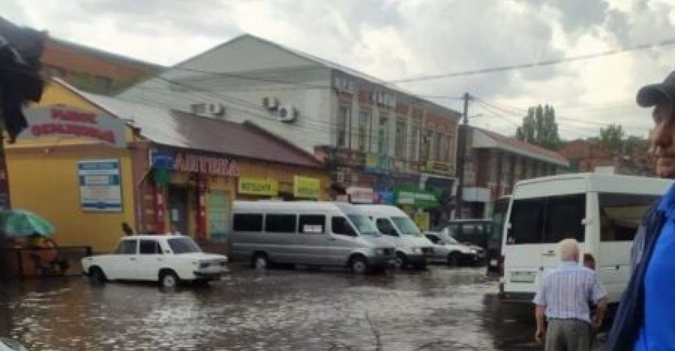 В окупованому Мелітополі вітер зриває дахи, а дощ топить вулиці