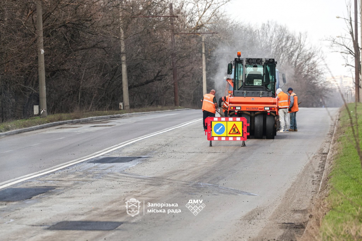 У Запоріжжі зима була нещадна до асфальту: на Хортиці латають стратегічний шлях від Мамая до аркового мосту (фото)