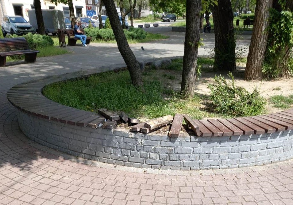 На площі в центрі Запоріжжя водій зламав лави - фото