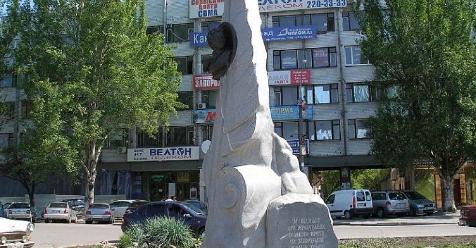 У Запоріжжі демонтували частину пам'ятника Пушкіну - фото