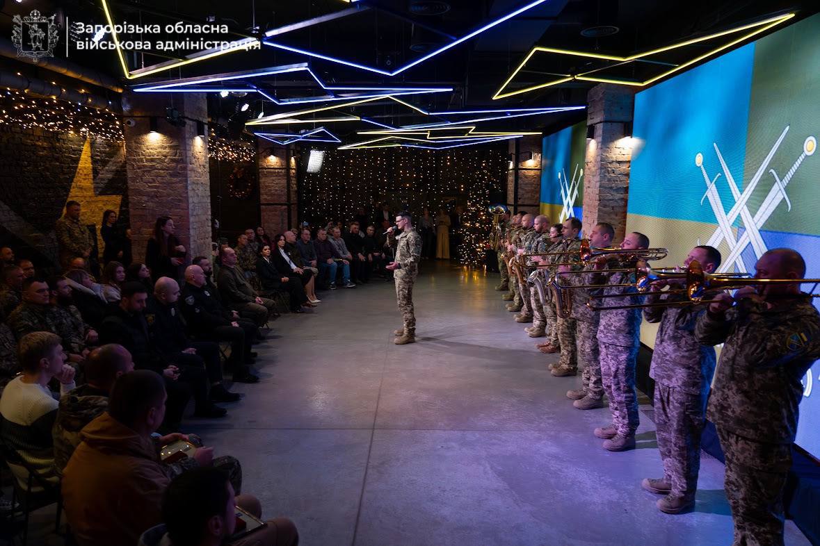 Нагороди, відданість і пам’ять про полеглих Героїв - в Запоріжжі відзначили День ЗСУ (фото)