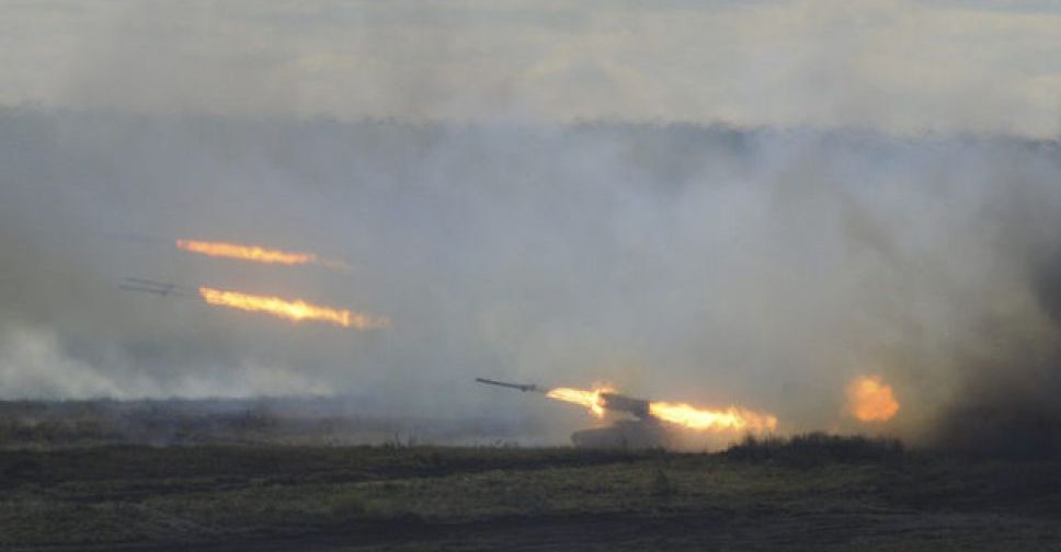 У Запорізькій області через ворожі обстріли загорілися мікроавтобус та господарча споруда