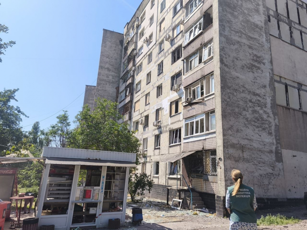 Понівечені бомбами будинки та земля: у двох районах Запоріжжя екологи обстежили місця прильотів (фото)