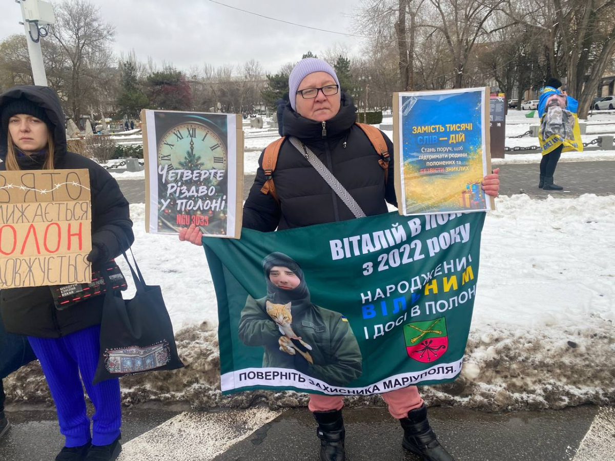 Четверте Різдво в полоні - у центрі Запоріжжя встановили ялинку з колючим дротом та стіл з порожніми стільцями (фото)