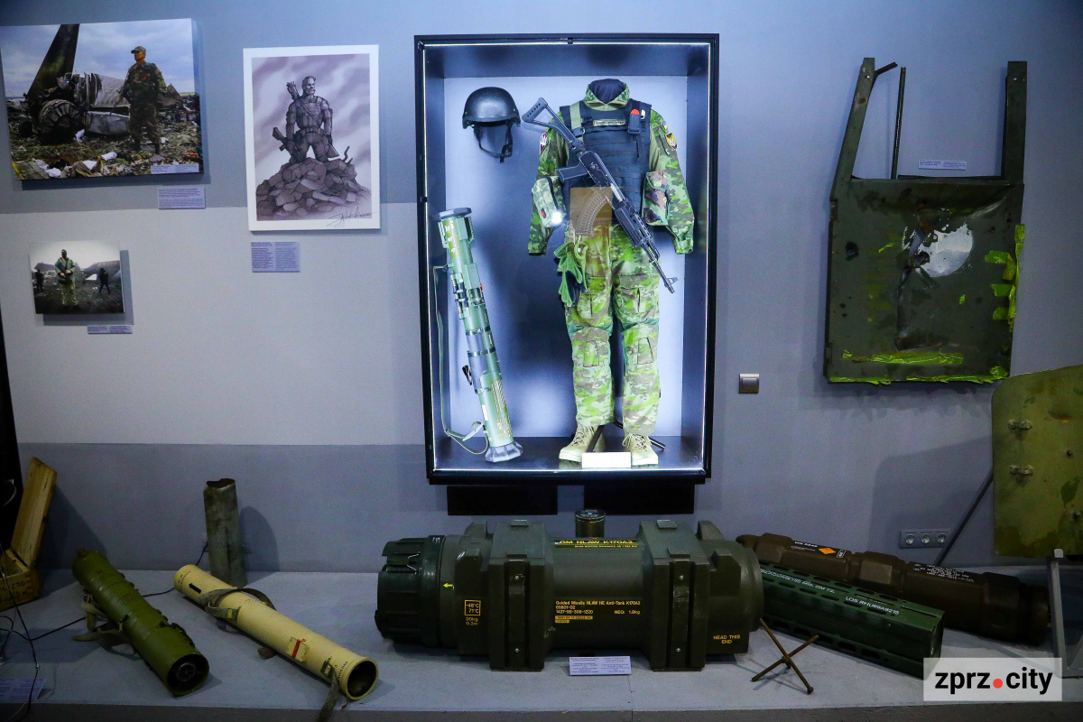 У Запоріжжі відкрили виставку зі справжніми артефактами сучасної війни - фото