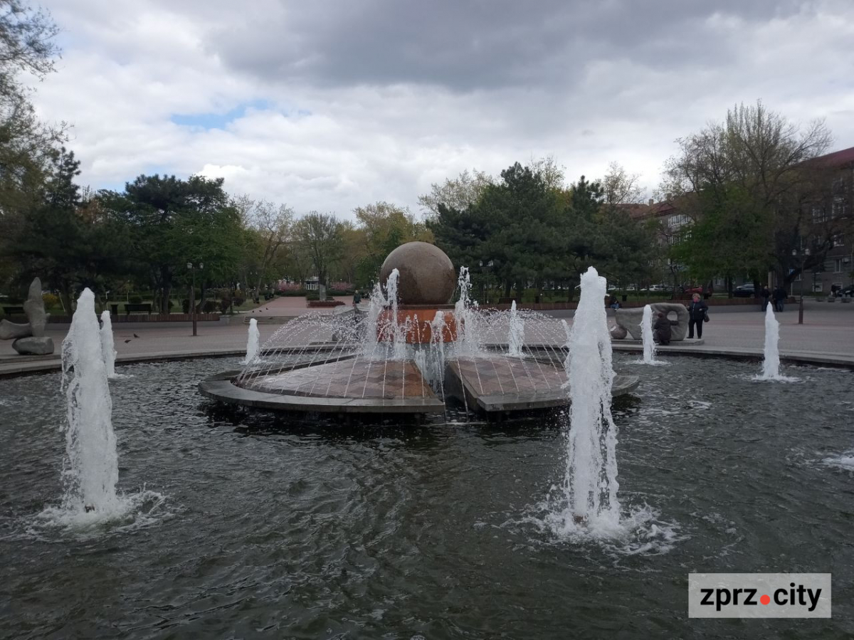 У Запоріжжі запрацював один з головних фонтанів - фото, відео