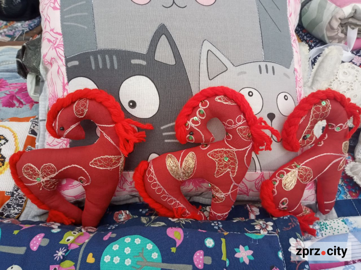 Майдан Митців у Запоріжжі: як вернісаж біля фонтану виглядає на початку весни (фото)