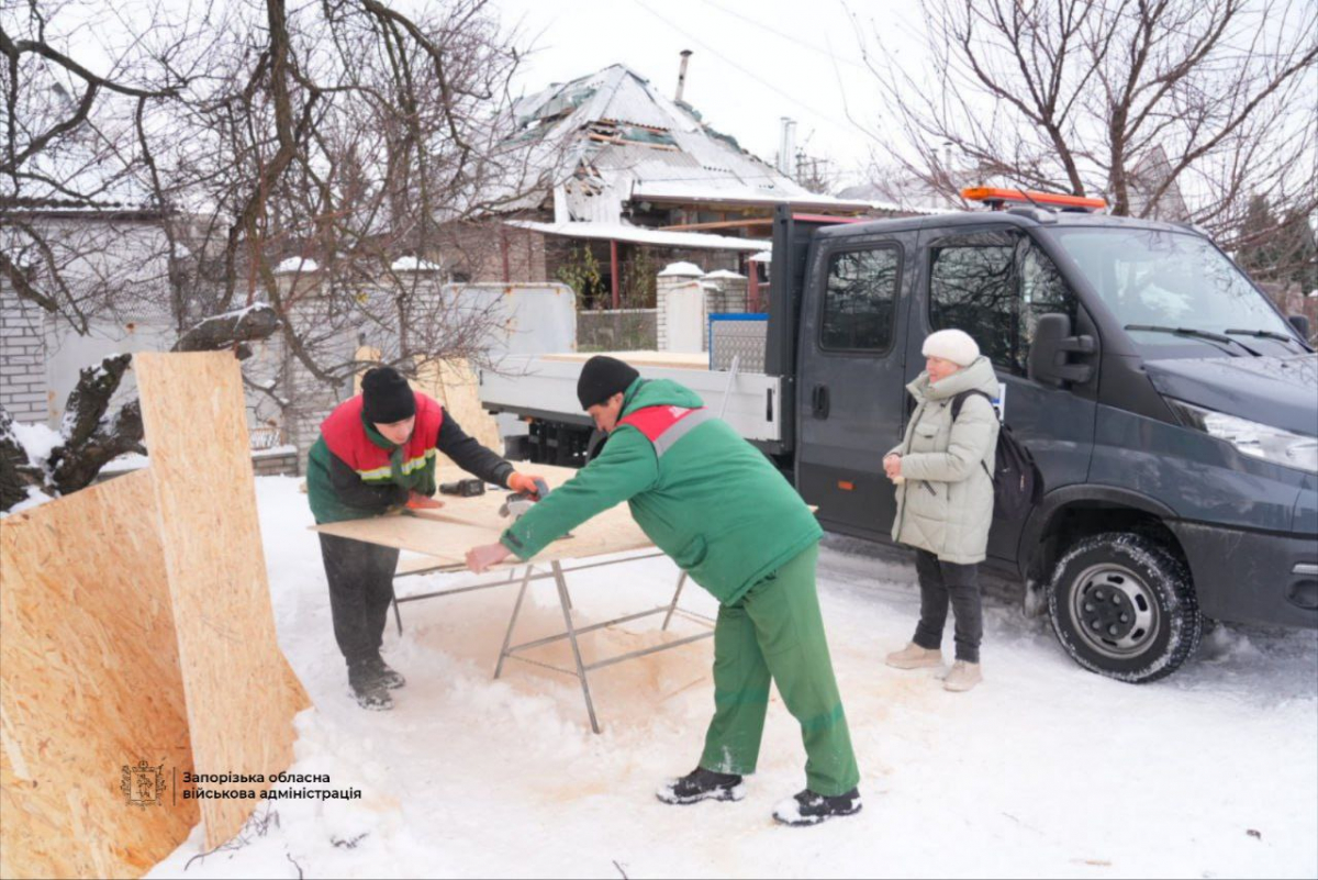 Величезні вирви та уламки довкола: в Запоріжжі екологи зафіксували наслідки удару керованими авіабомбами (фото)