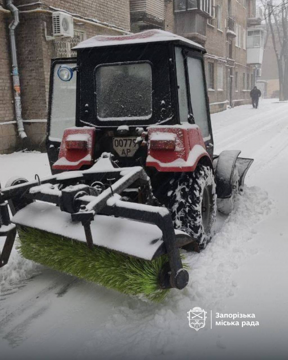 Запорізьку область засипало снігом: комунальники борються з негодою (фото, відео)