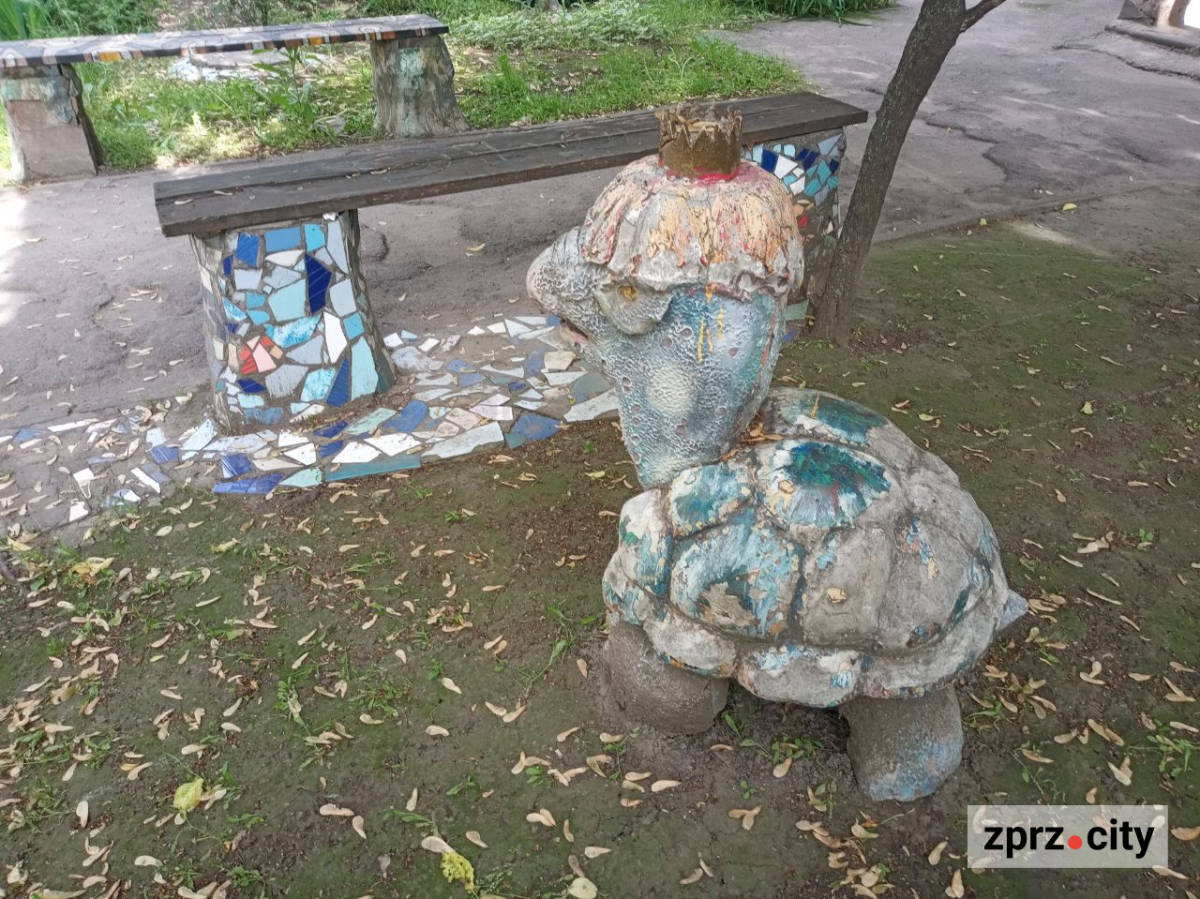Двір дивних створінь: запорізький художник створив незвичайний простір біля свого будинку (фото)