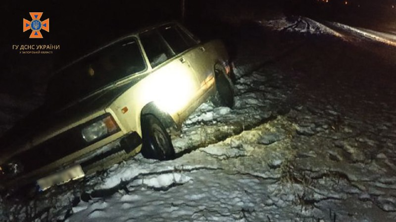 Складна погода: у Запорізькій області водії не змогли самостійно вибратись зі снігу