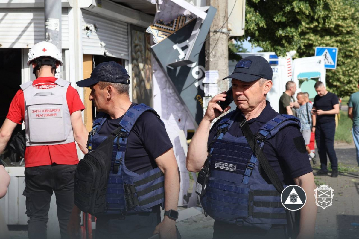 Кількість поранених збільшилась: що відбувається на місці ворожого удару по зупинці у Запоріжжі - фото