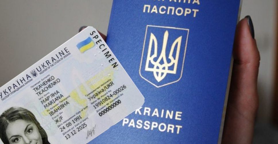 Кабмін дозволив українцям оформляти паспорти за кордоном