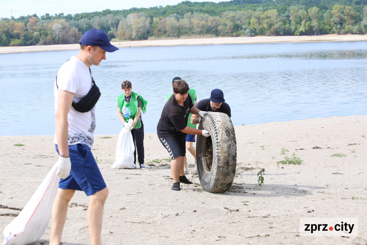 Врятуємо Дніпро разом: на Хортиці у Запоріжжі провели масштабне прибирання - фото