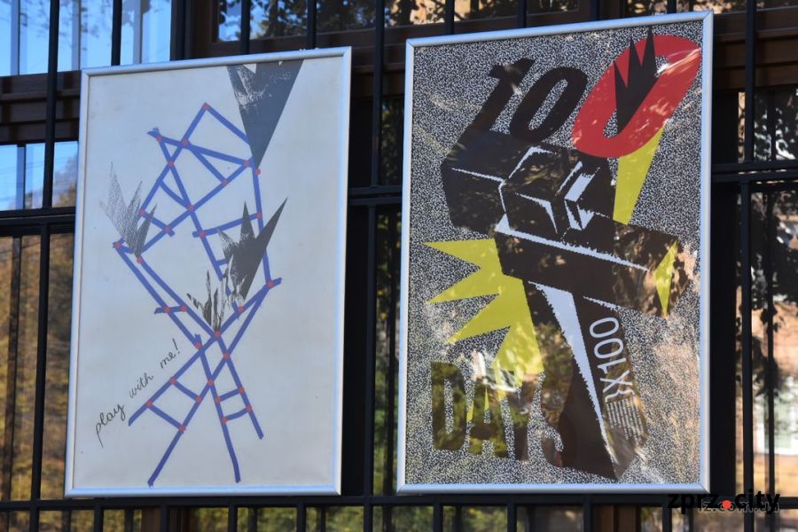 У Запоріжжі відкрили велику виставку воєнних плакатів київської художниці