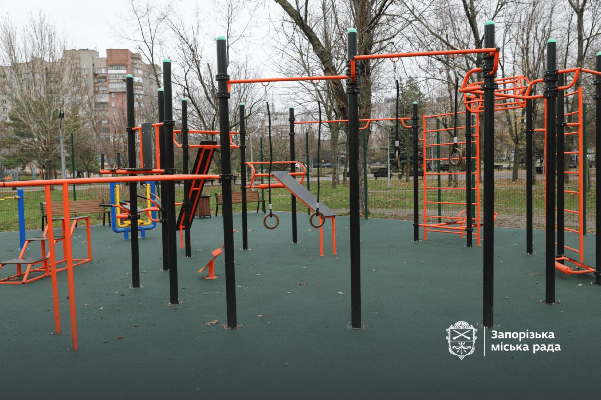 Був аварійним, а став інклюзивним - в парку у Запоріжжі відкрили інклюзивні дитячі та спортивні майданчики (фото)