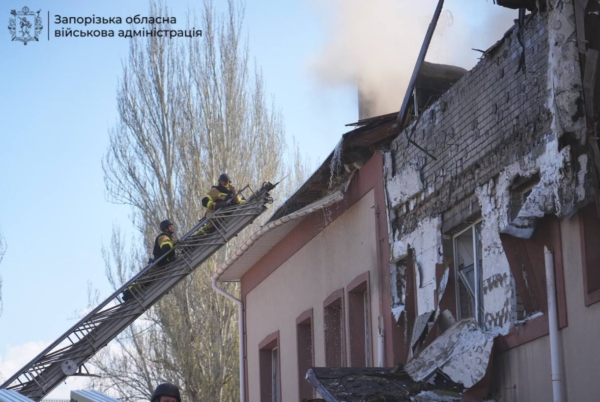 «Встигли тільки впасти на підлогу»: очевидці розповіли про удар БпЛА по Запоріжжю (фото)