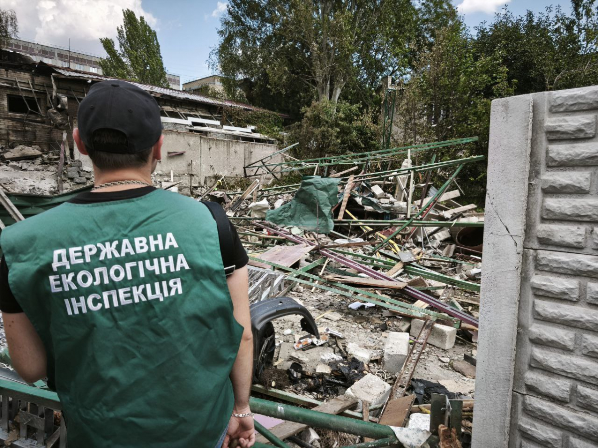 Руїни та уламки — у Запоріжжі екоінспектори задокументували наслідки ворожого обстрілу (фото)