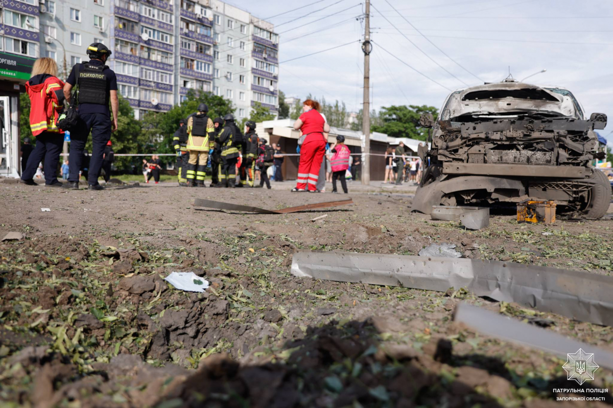 Кількість поранених збільшилась: що відбувається на місці ворожого удару по зупинці у Запоріжжі - фото