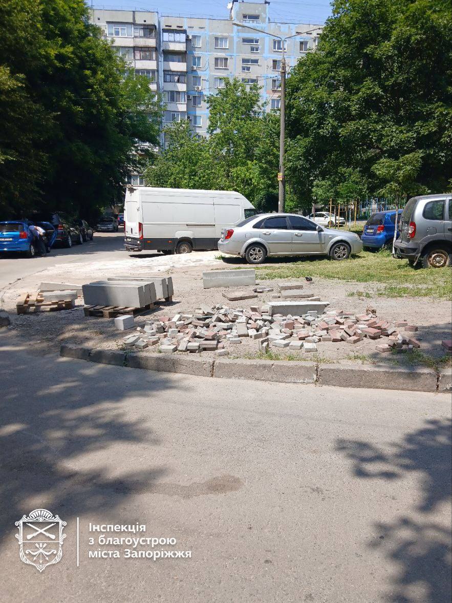 Влаштували безлад у дворі - в центрі Запоріжжя проводили будівельні роботи без дозволу (фото)