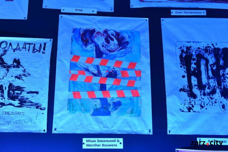 Запоріжжя стало першим містом України, де показали виставку антивоєнних плакатів із Парижа