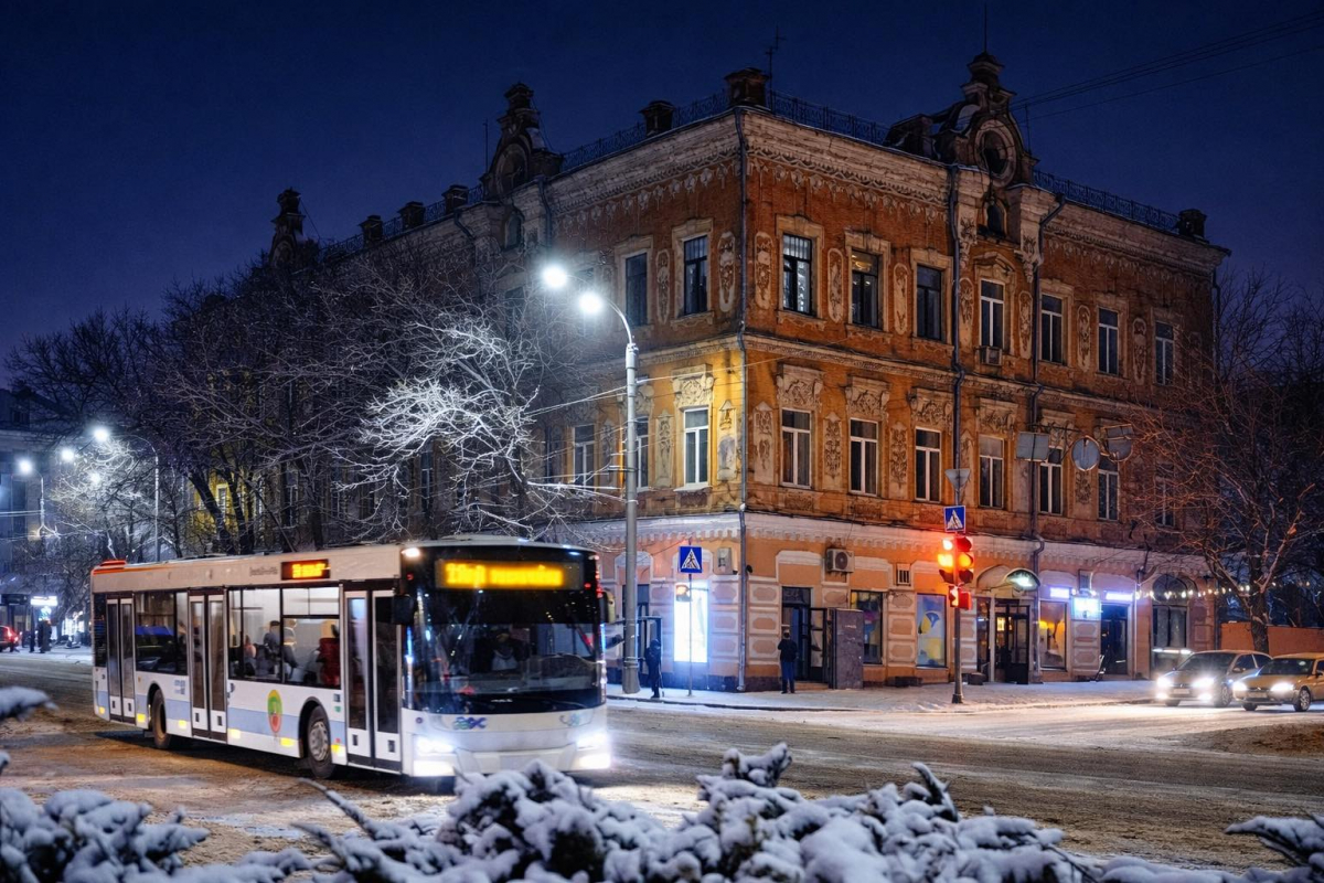 У Запоріжжі хулігани атакували громадський транспорт — на проспекті Соборному побили вікна в автобусі (фото)