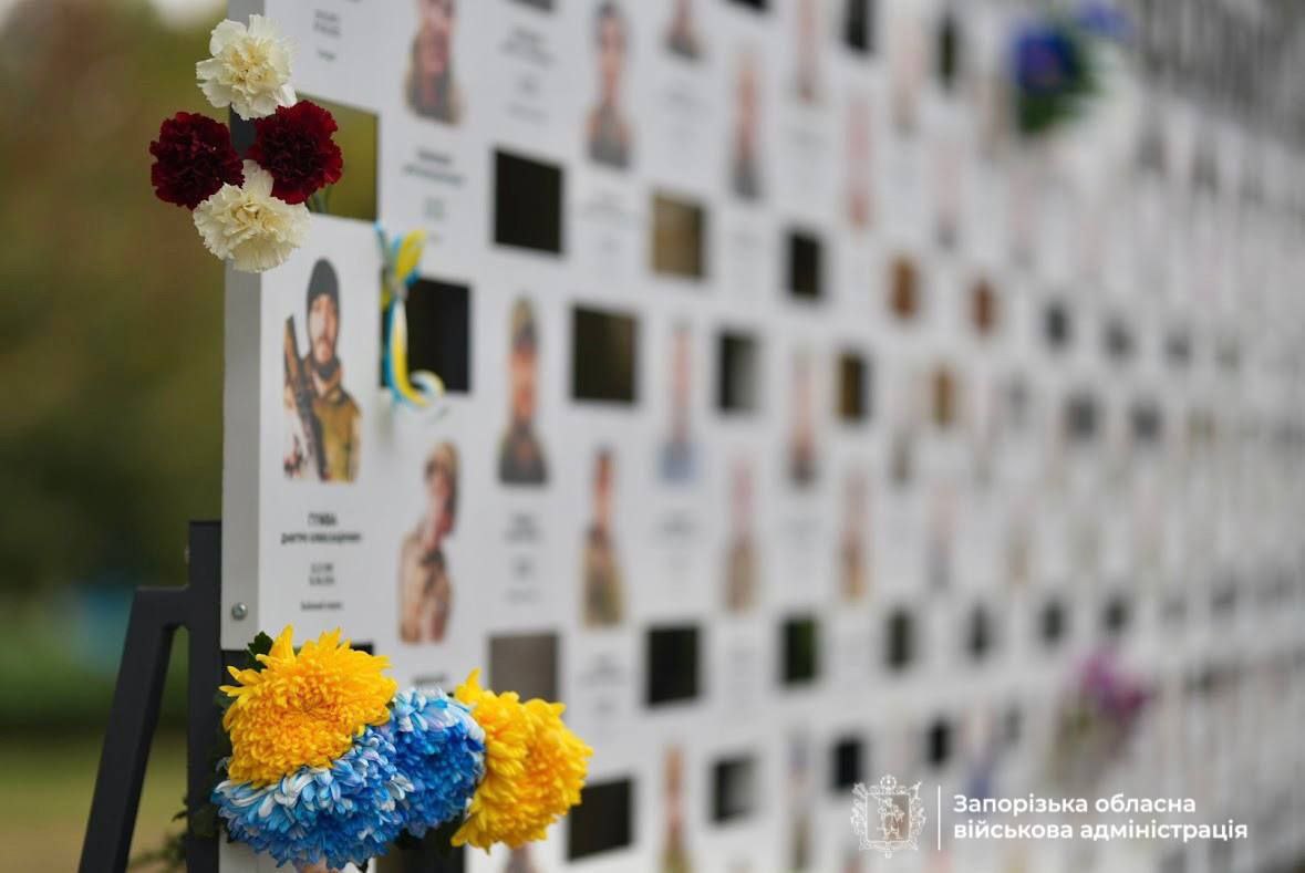 У Запоріжжі вшанували Героїв війни – Алея пам’яті поповнилася новими стендами (фото)