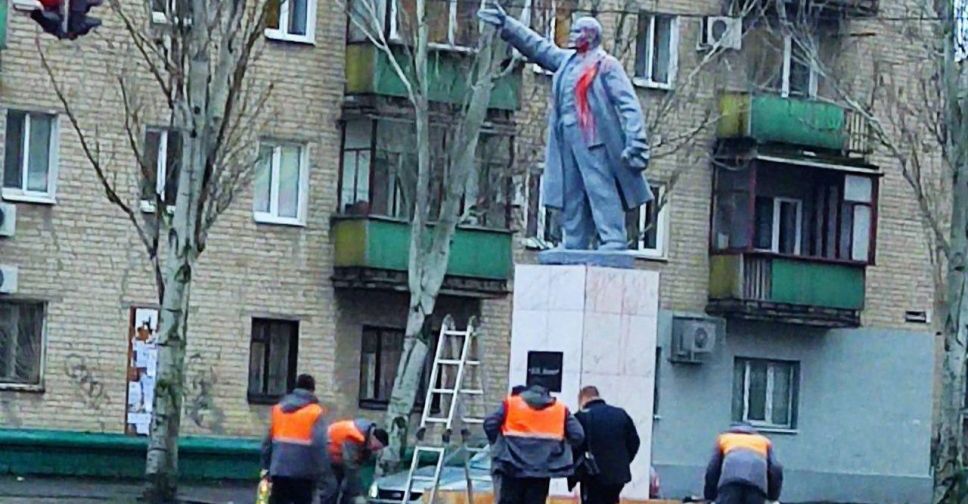 У тимчасово окупованому Мелітополі облили кривавою фарбою пам’ятник радянському вождю - фото, відео