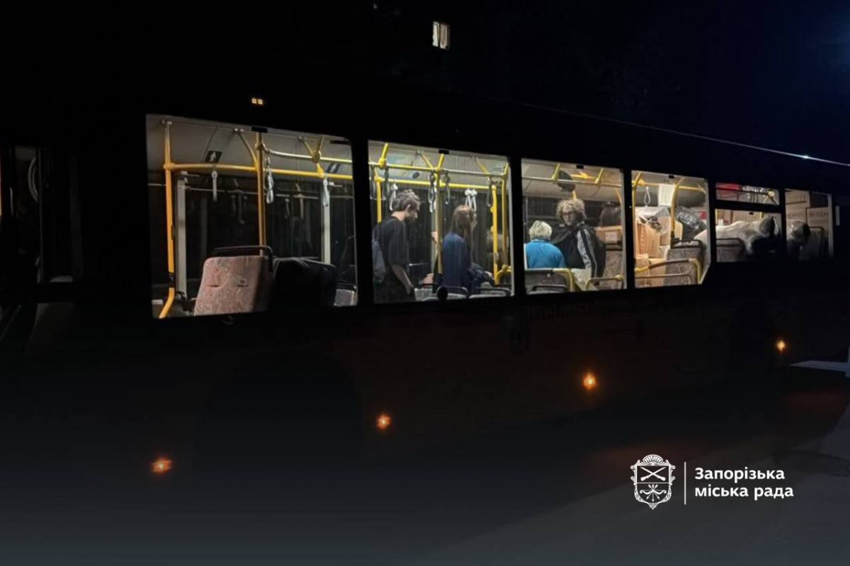 Автобус з евакуйованими після атаки дрона людьми в Запоріжжі. Фото: ЗМР