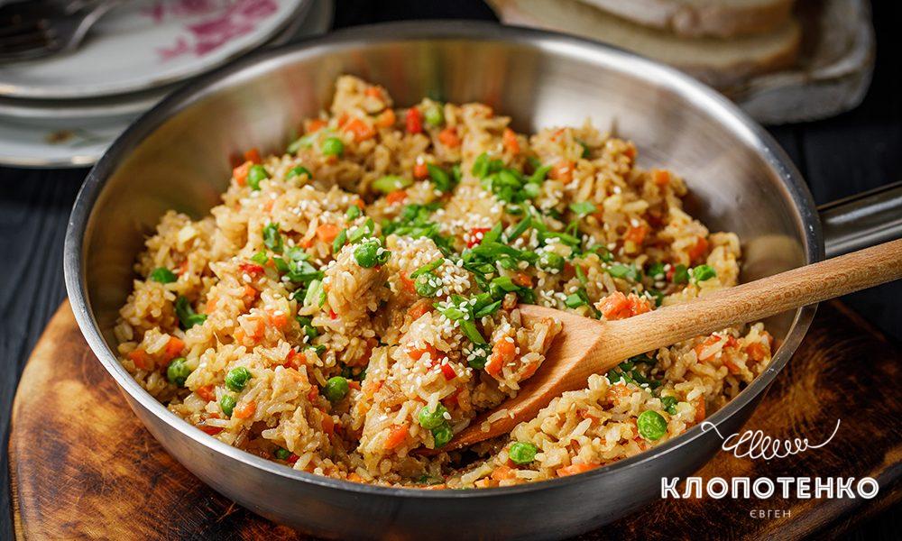 Трохи китайської їжі – як приготувати смажений рис з овочами за рецептом відомого шеф-кухаря