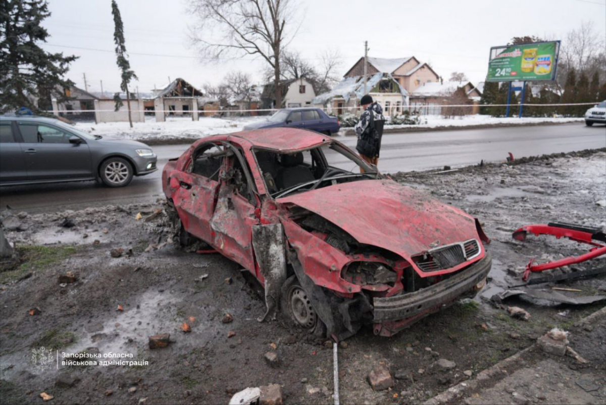 Величезні вирви та уламки довкола: в Запоріжжі екологи зафіксували наслідки удару керованими авіабомбами (фото)