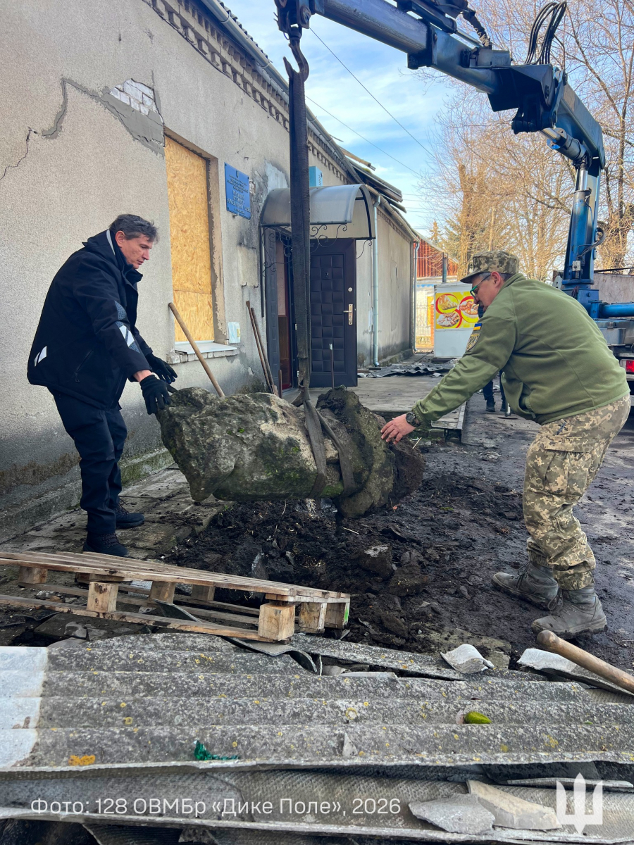 На Запоріжжі військові врятували кам’яних баб від російських авіабомб (фото)