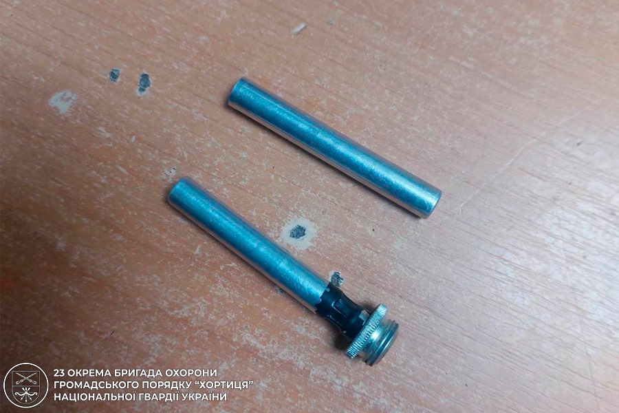 Ніс повний рюкзак боєприпасів - у Запоріжжі чоловік намагався ввезти зброю через блокпост (фото)