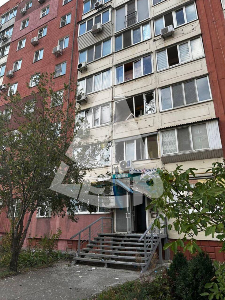 Дрон вдарив по багатоповерхівці – у Запоріжжі подружжя постраждало від російської атаки (фото, відео)