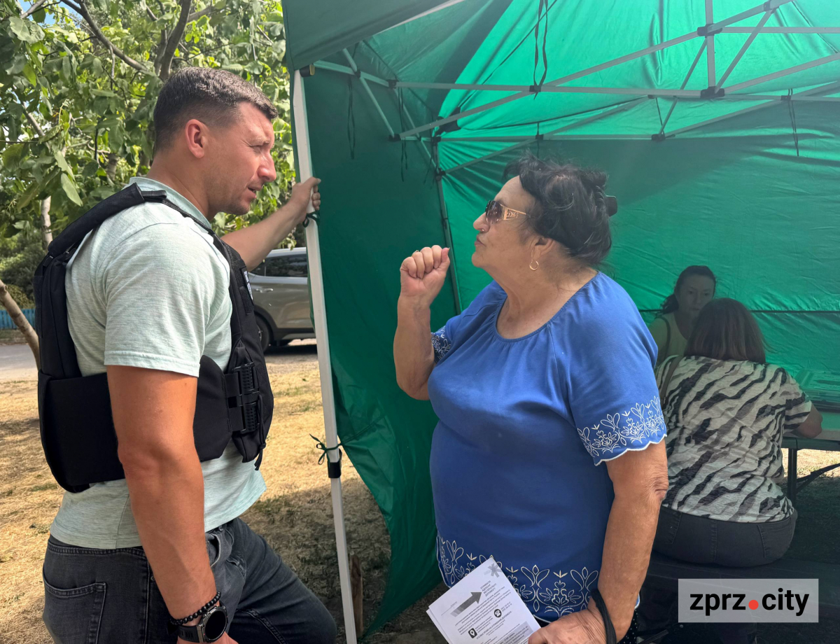 Повторний удар по Запоріжжю: поранено чоловіка, горить автостоянка (фото)