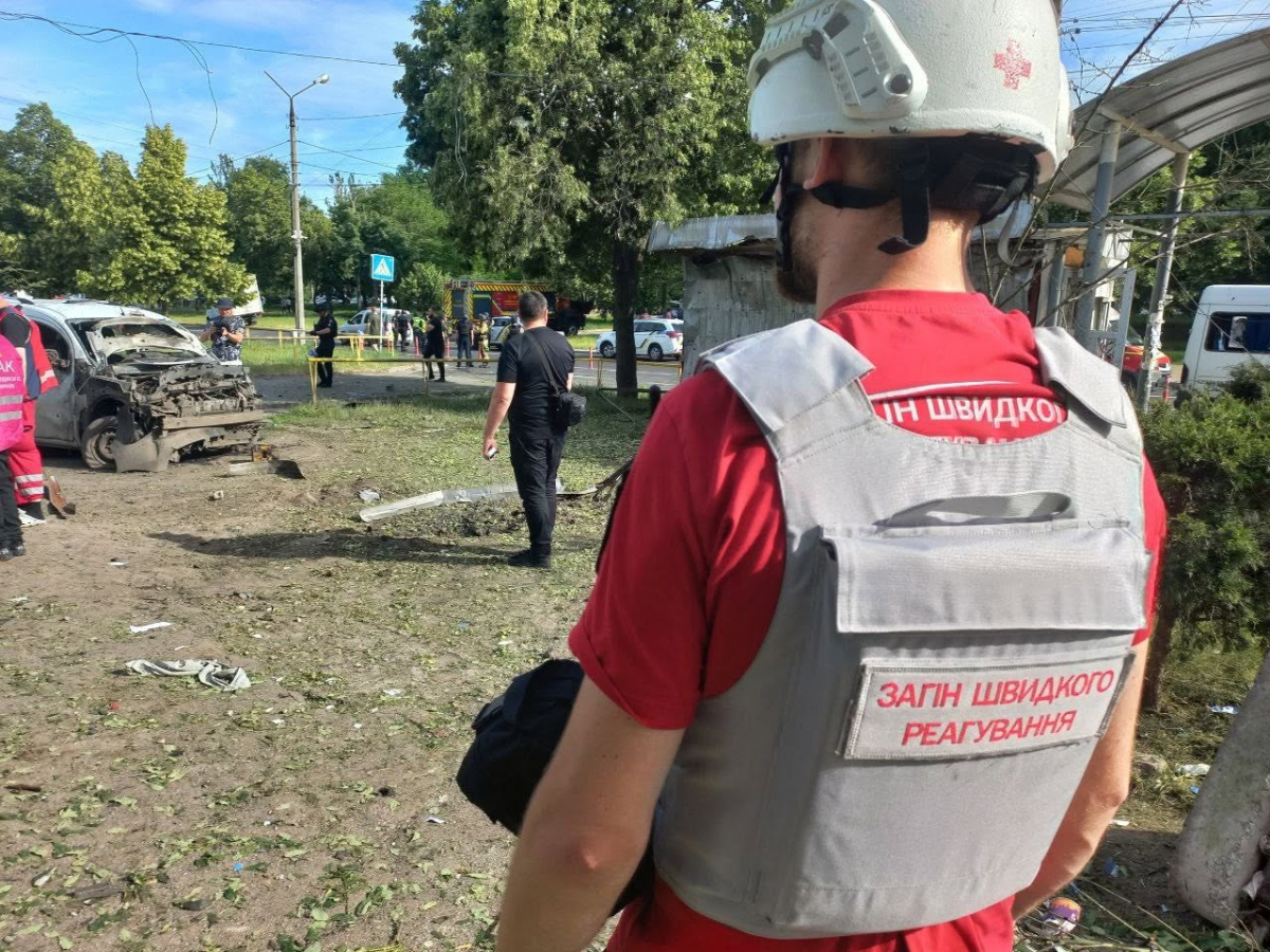 Ворожа атака по зупинці у Запоріжжі 8 червня. Фото: Загін Швидкого Реагування ТЧХУ у Запорізькій області" 