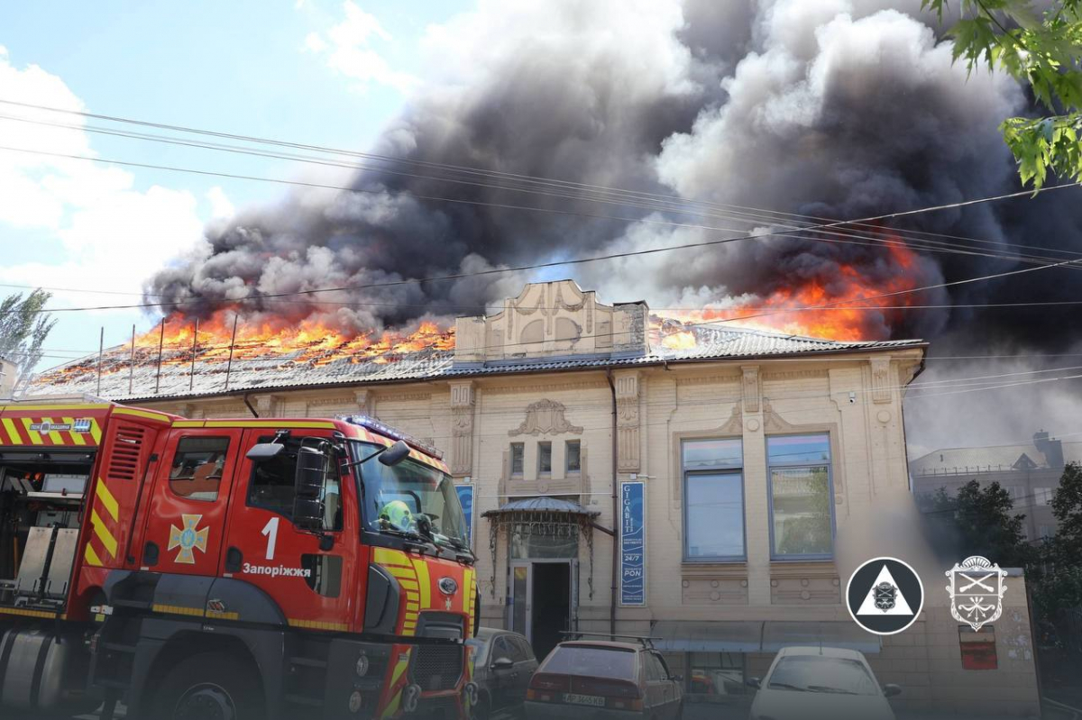 Росіяни вдарили по житловому кварталу Запоріжжя — є поранені (фото, відео)