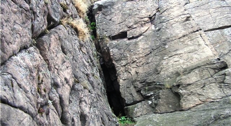 Запорізький блогер показав, як виглядає всередині легендарна хортицька печера - відео