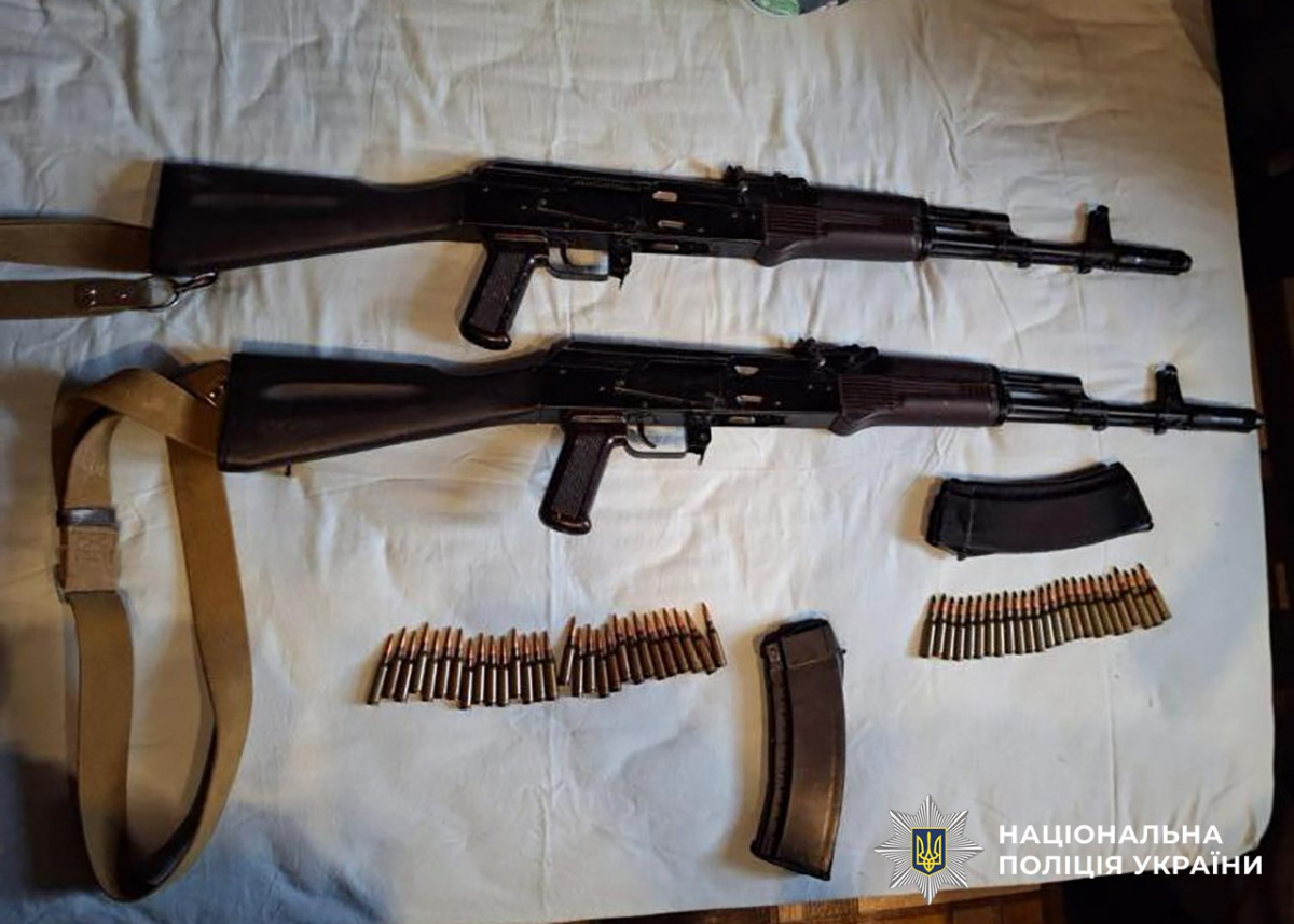 В двері постукали спецпризначенці - у Запоріжжі рецидивіст незаконно зберігав вдома кілька автоматів та купу патронів