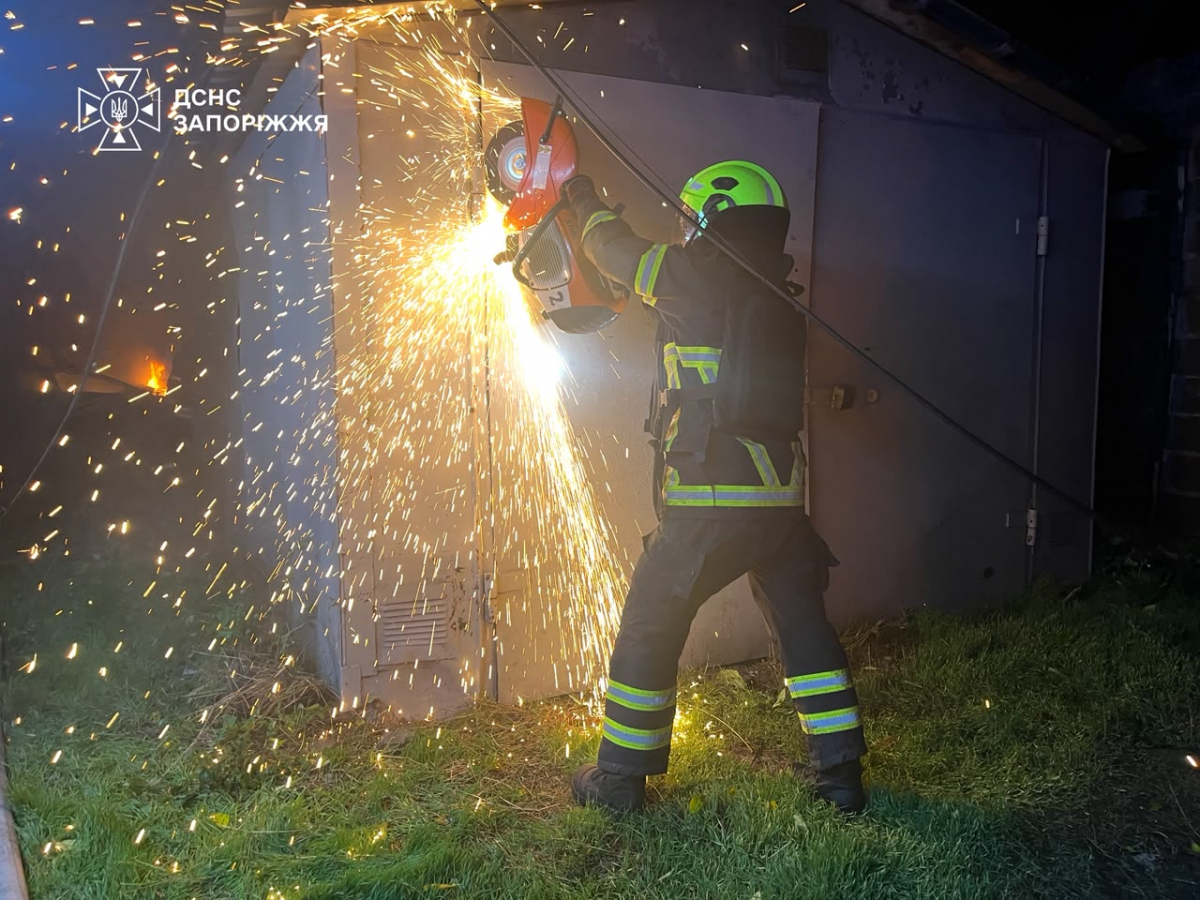 Будинок обстріляли вже вчетверте: у Запоріжжі внаслідок ракетного удару поранено п'ятьох, серед них дитина (фото, відео)