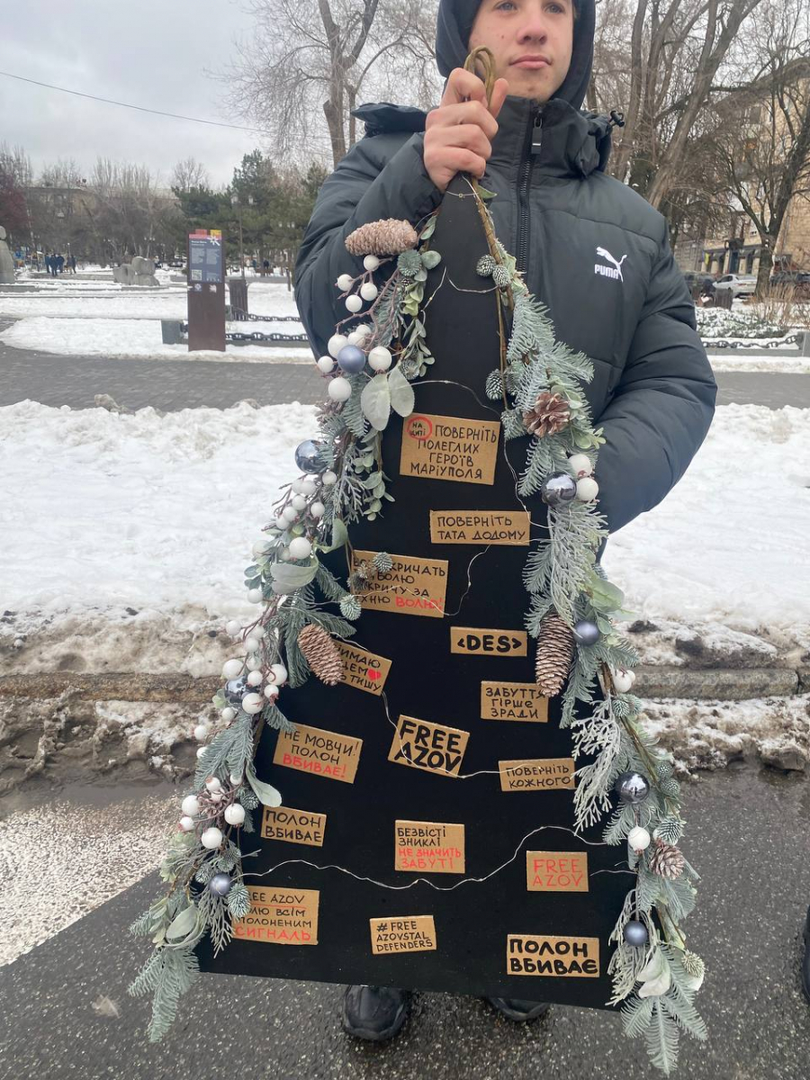 Четверте Різдво в полоні - у центрі Запоріжжя встановили ялинку з колючим дротом та стіл з порожніми стільцями (фото)